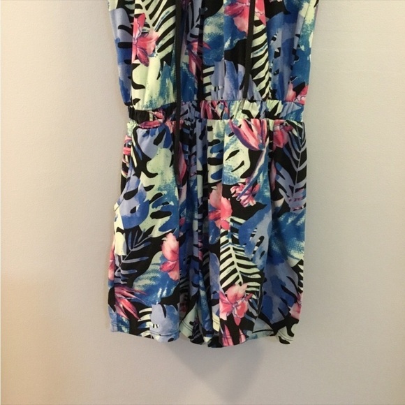 NO Boundaries Med (7-9) multi color  hooded romper
Lace tie front
Hooded - Picture 15 of 16